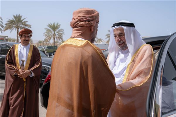 حاكم الشارقة يزور مركز جامعة السلطان قابوس الثقافي