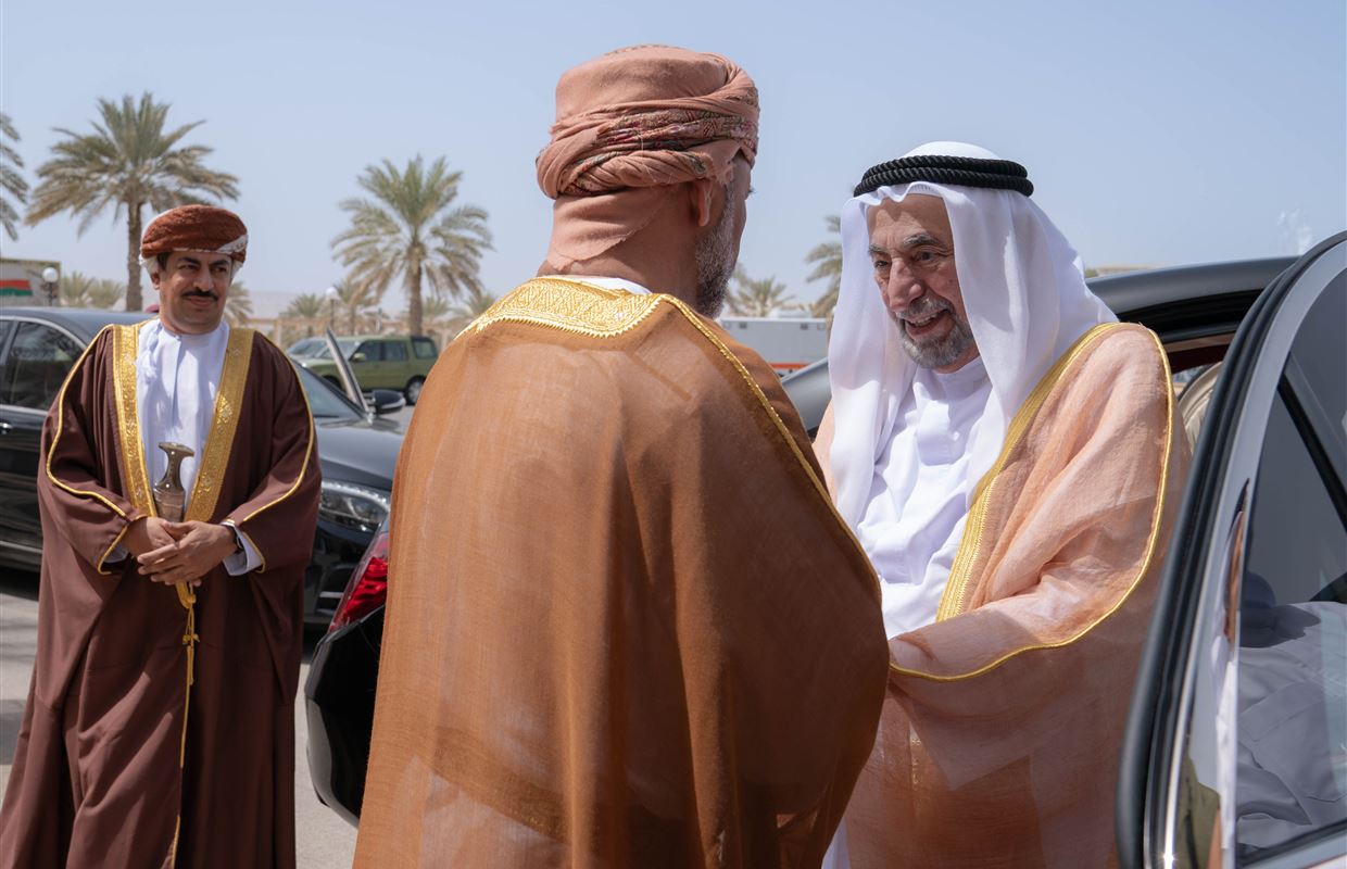 حاكم الشارقة يزور مركز جامعة السلطان قابوس الثقافي