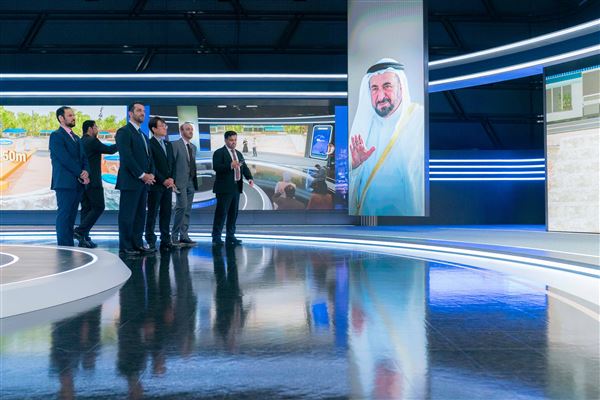 سلطان بن أحمد القاسمي يزور مؤسسة منهوا للبث التلفزيوني والإذاعي 