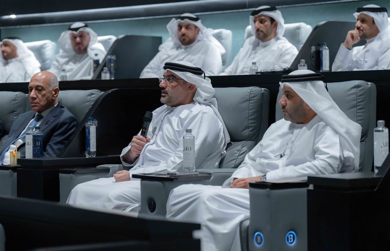 سلطان بن أحمد القاسمي يشهد جلسة العصف الذهني لجائزة التميز المؤسسي 