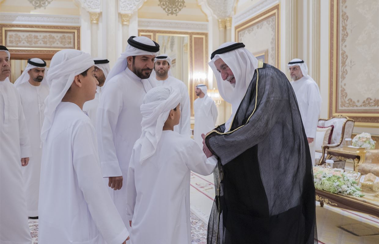 حاكم الشارقة يستقبل المهنئين بشهر رمضان المبارك في قصر البديع