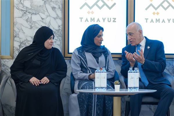 سلطان بن أحمد القاسمي يشهد جلسة العصف الذهني لجائزة التميز المؤسسي 