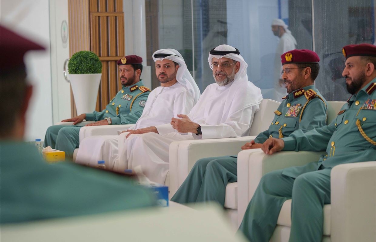 ولي عهد الشارقة يزيح ستار لوحة 