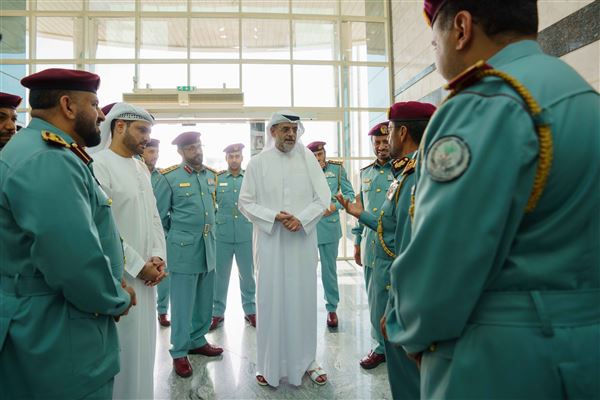 ولي عهد الشارقة يزيح ستار لوحة 