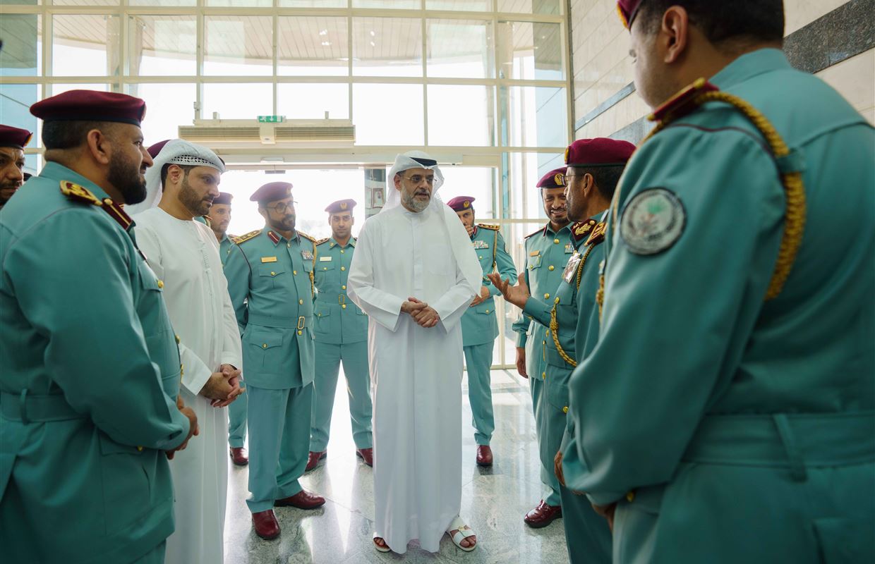 ولي عهد الشارقة يزيح ستار لوحة 