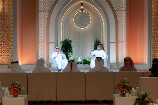عبد الله بن سالم القاسمي وسلطان بن أحمد القاسمي يشهدان الجلسة الثانية للمجلس الرمضاني لنادي الشارقة للصحافة