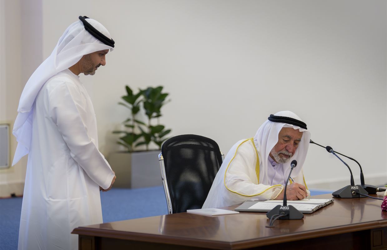 سلطان القاسمي يصدر تشريعات قانونية بشأن إنشاء وتنظيم وتشكيل مجلس الشارقة للتعليم العالي والبحث العلمي وتشكيل اللجنة التنفيذية الدائمة للمجلس