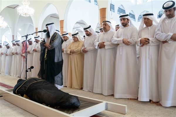 عبد الله بن سالم القاسمي يؤدي صلاة الجنازة على جثمان الشيخ أحمد بن خالد بن محمد القاسمي