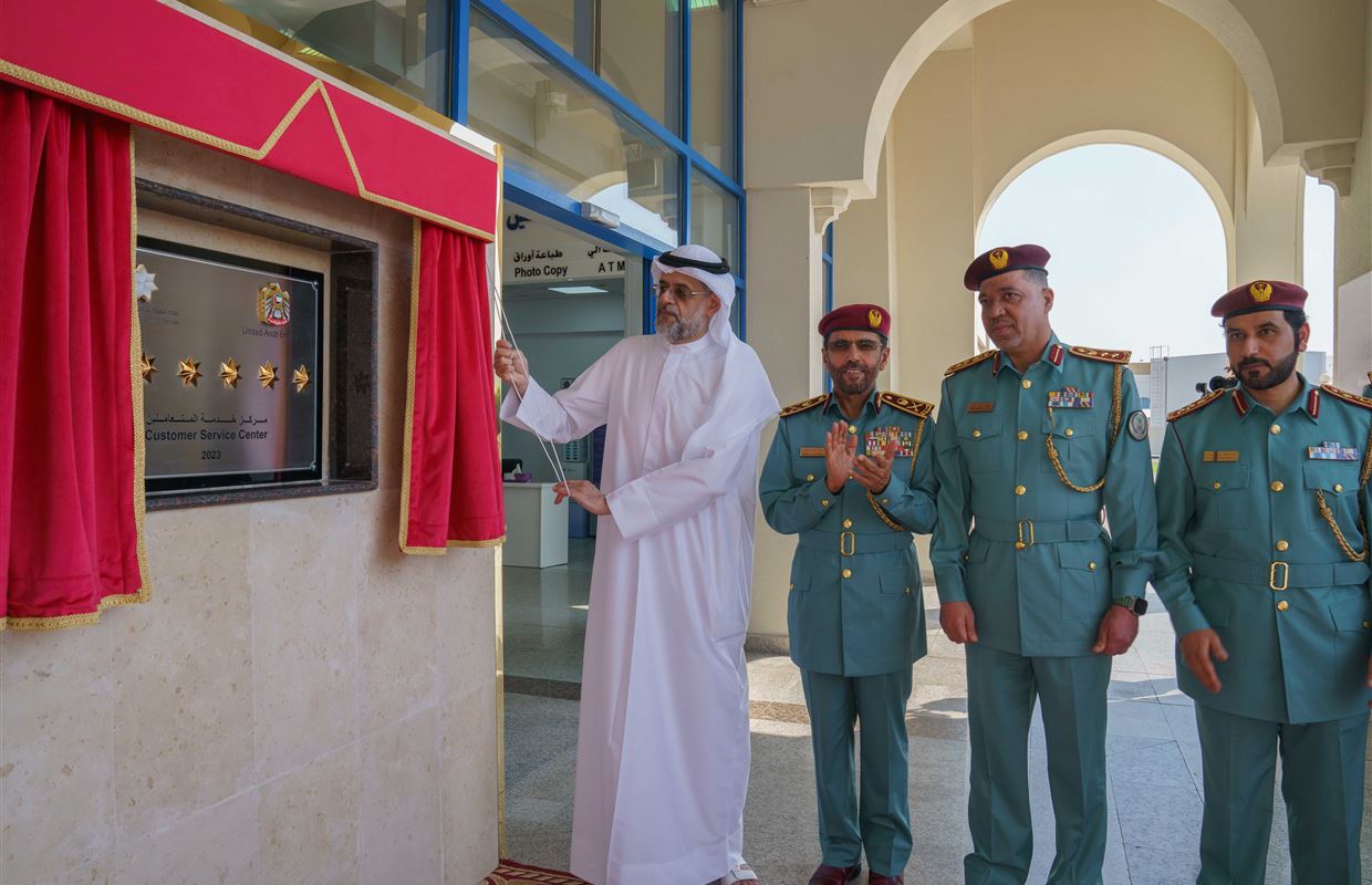 ولي عهد الشارقة يزيح ستار لوحة 