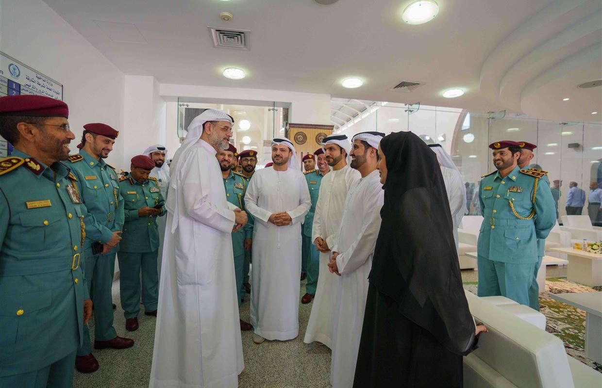 ولي عهد الشارقة يزيح ستار لوحة 