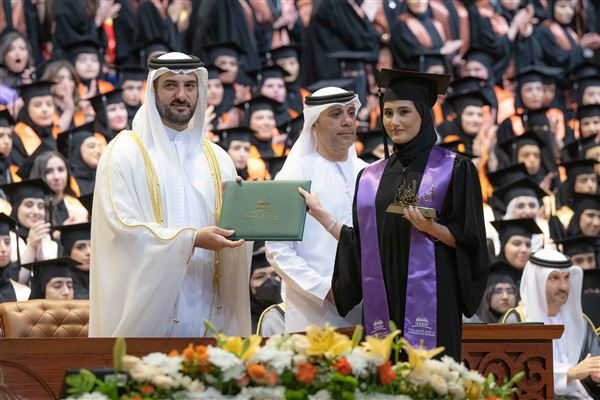 سلطان بن أحمد القاسمي يشهد حفل تخريج طالبات جامعة الشارقة