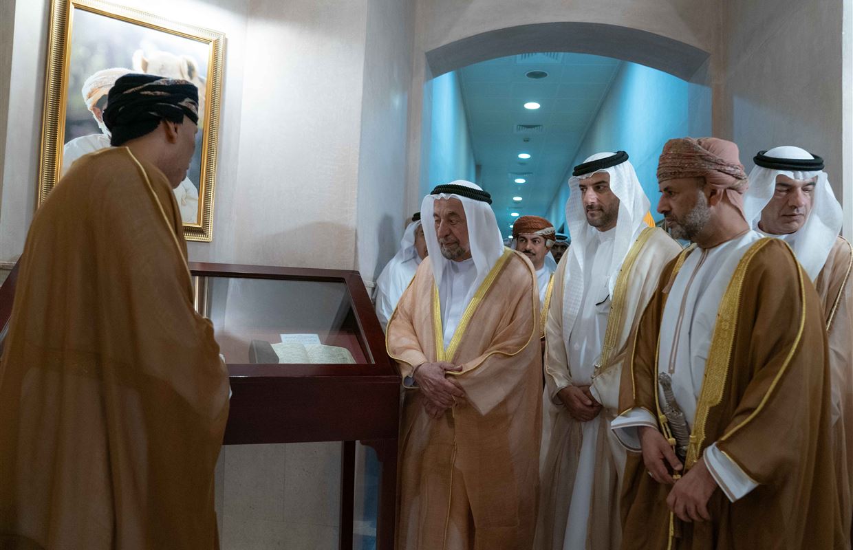 حاكم الشارقة يزور مركز جامعة السلطان قابوس الثقافي