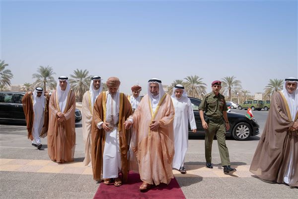 حاكم الشارقة يزور مركز جامعة السلطان قابوس الثقافي