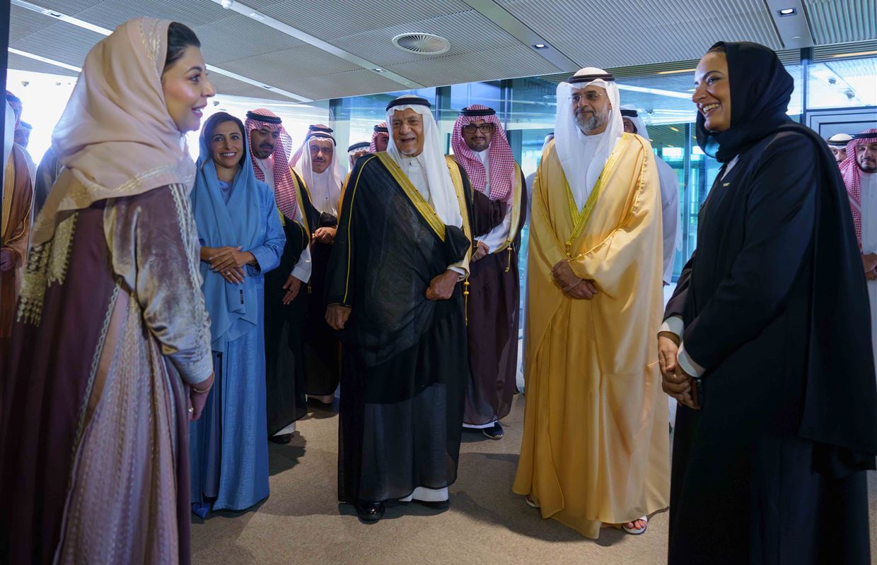 ولي عهد الشارقة يفتتح معرض 