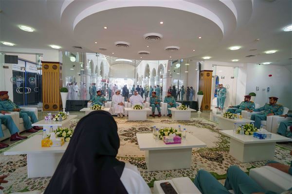 ولي عهد الشارقة يزيح ستار لوحة 
