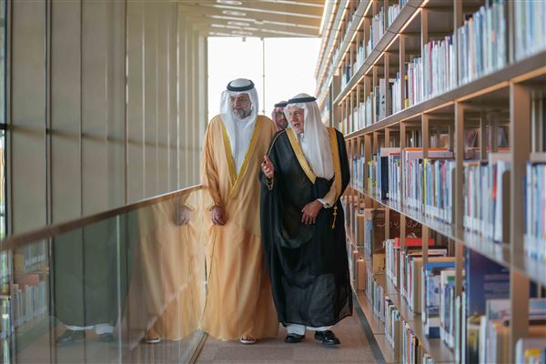ولي عهد الشارقة يفتتح معرض 