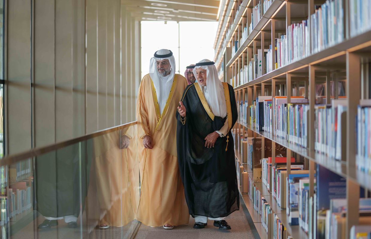 ولي عهد الشارقة يفتتح معرض 