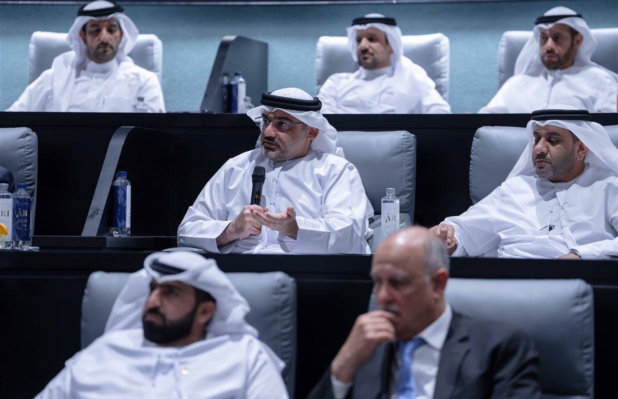 سلطان بن أحمد القاسمي يشهد جلسة العصف الذهني لجائزة التميز المؤسسي 