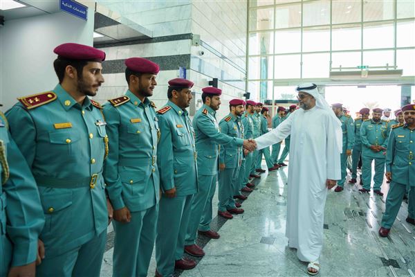 ولي عهد الشارقة يزيح ستار لوحة 