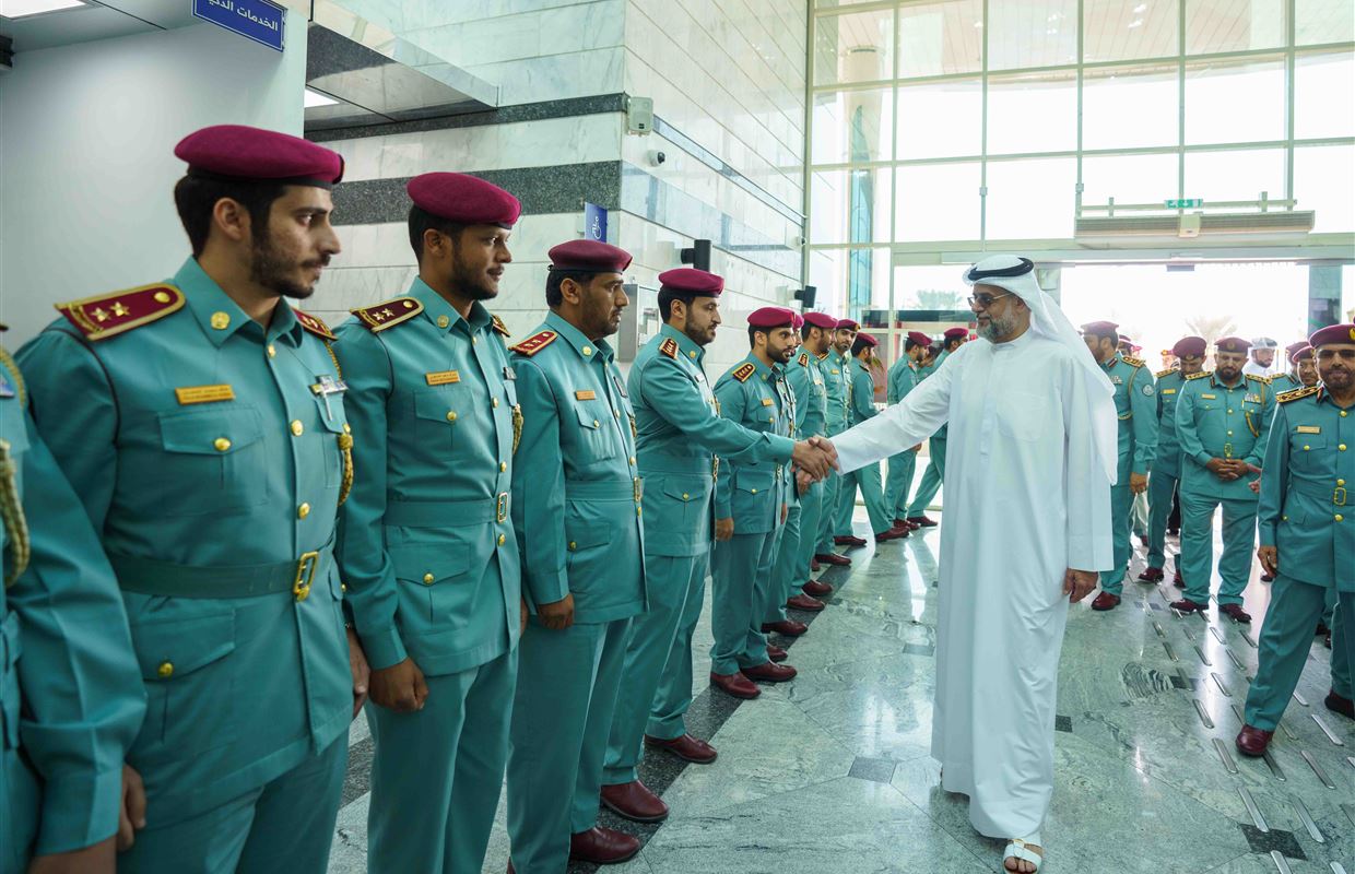 ولي عهد الشارقة يزيح ستار لوحة 