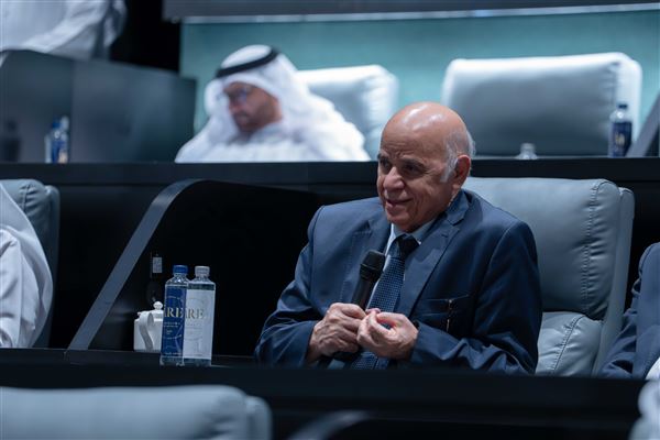سلطان بن أحمد القاسمي يشهد جلسة العصف الذهني لجائزة التميز المؤسسي 