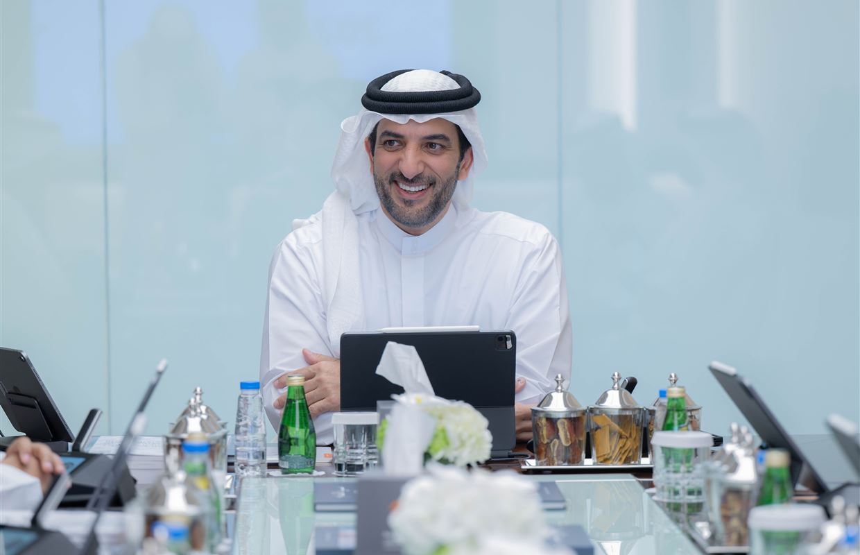 سلطان بن أحمد القاسمي يترأس اجتماع مجلس الشارقة للإعلام ويطلع على أحدث عربات البث الخارجي لهيئة الشارقة للإذاعة والتلفزيون