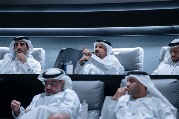 سلطان بن أحمد القاسمي يشهد جلسة العصف الذهني لجائزة التميز المؤسسي 