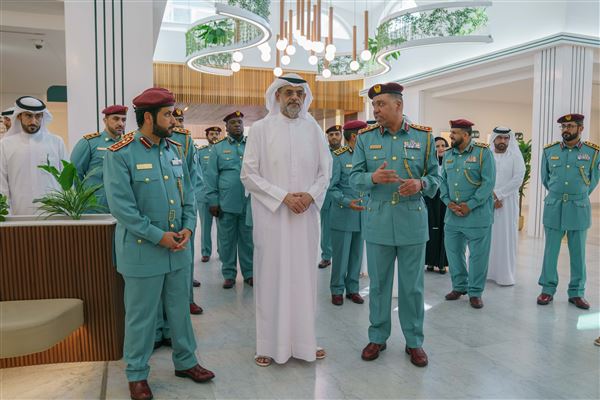 ولي عهد الشارقة يزيح ستار لوحة 