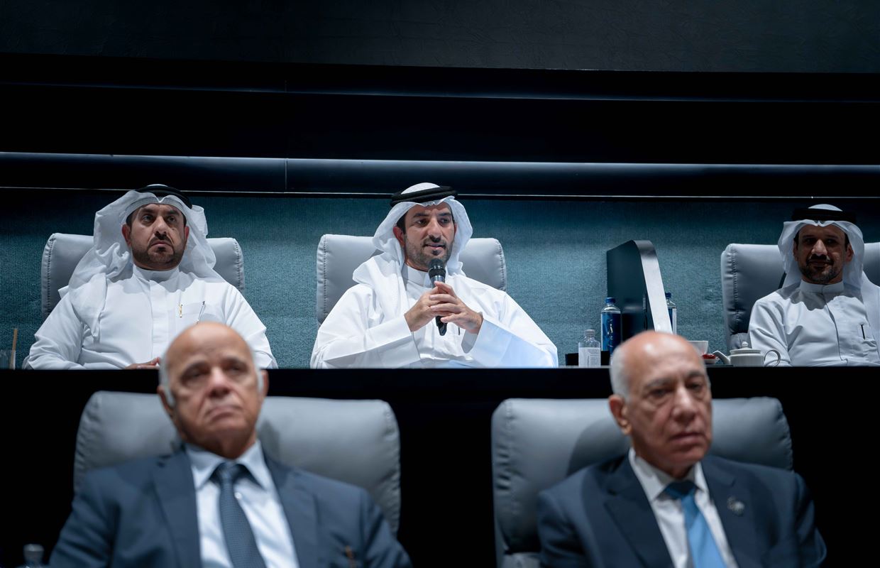 سلطان بن أحمد القاسمي يشهد جلسة العصف الذهني لجائزة التميز المؤسسي 
