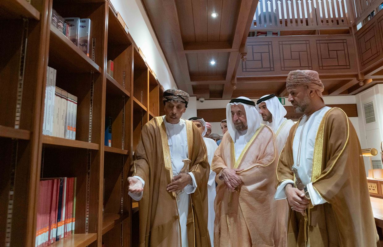 حاكم الشارقة يزور مركز جامعة السلطان قابوس الثقافي