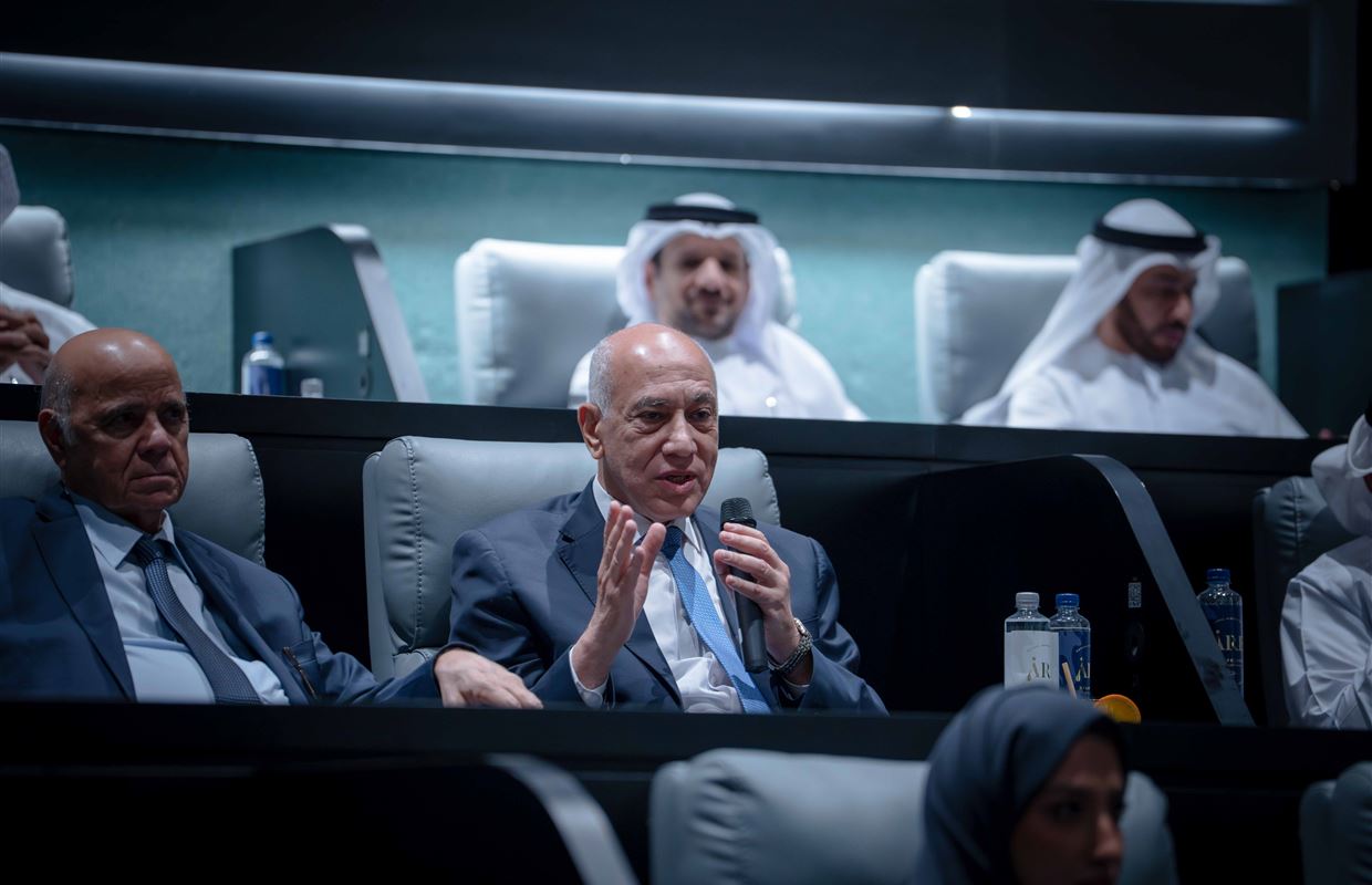 سلطان بن أحمد القاسمي يشهد جلسة العصف الذهني لجائزة التميز المؤسسي 