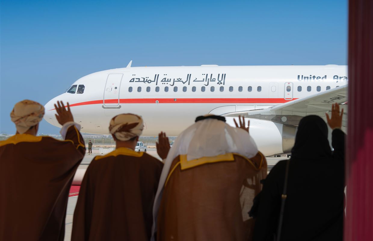 حاكم الشارقة يغادر سلطنة عُمان