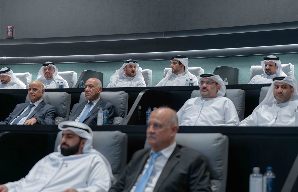 سلطان بن أحمد القاسمي يشهد جلسة العصف الذهني لجائزة التميز المؤسسي 