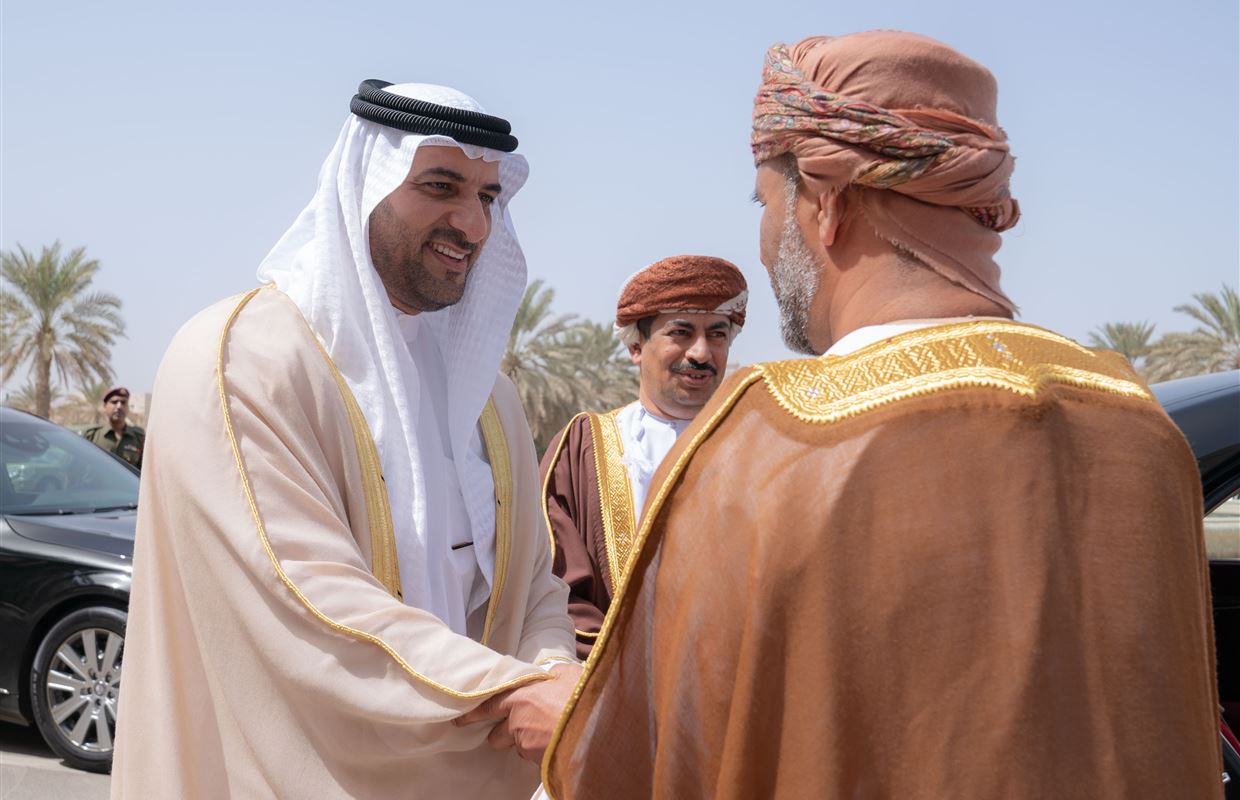 حاكم الشارقة يزور مركز جامعة السلطان قابوس الثقافي