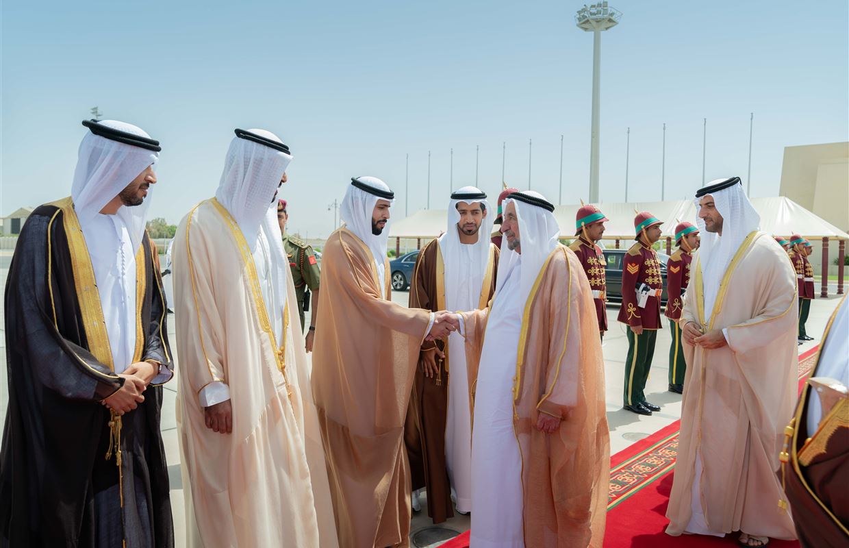 حاكم الشارقة يغادر سلطنة عُمان