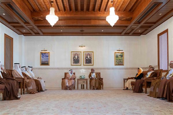 حاكم الشارقة يزور مركز جامعة السلطان قابوس الثقافي
