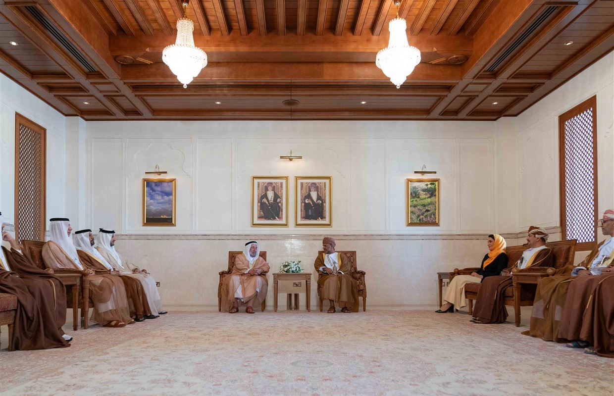 حاكم الشارقة يزور مركز جامعة السلطان قابوس الثقافي