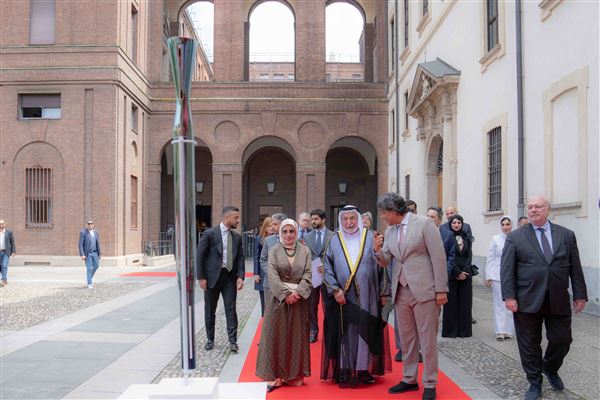 حاكم الشارقة يهدي جامعة القلب المقدس الكاثوليكية في ميلانو مخطوطاً تاريخياً نادراً وكتاب مرسوم بابوي