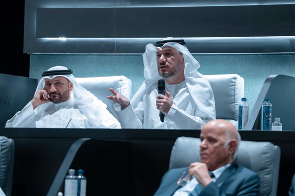 سلطان بن أحمد القاسمي يشهد جلسة العصف الذهني لجائزة التميز المؤسسي 