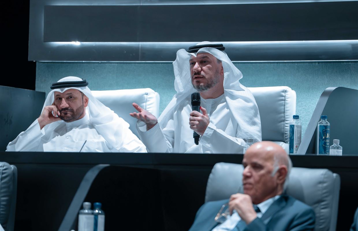سلطان بن أحمد القاسمي يشهد جلسة العصف الذهني لجائزة التميز المؤسسي 
