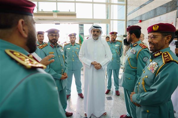 ولي عهد الشارقة يزيح ستار لوحة 