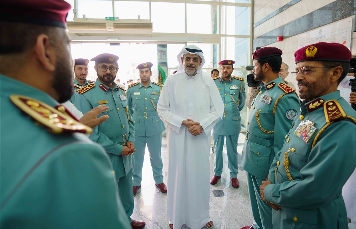 ولي عهد الشارقة يزيح ستار لوحة 