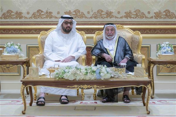 حاكم الشارقة يتقبل تهاني ولي عهد أم القيوين بشهر رمضان المبارك