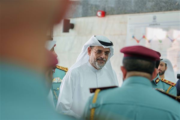 ولي عهد الشارقة يزيح ستار لوحة 