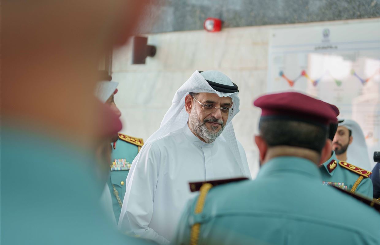 ولي عهد الشارقة يزيح ستار لوحة 
