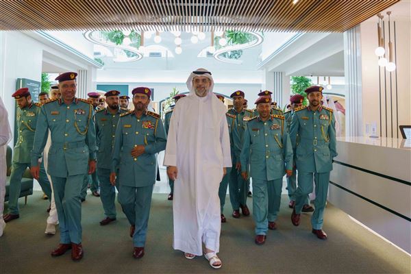 ولي عهد الشارقة يزيح ستار لوحة 