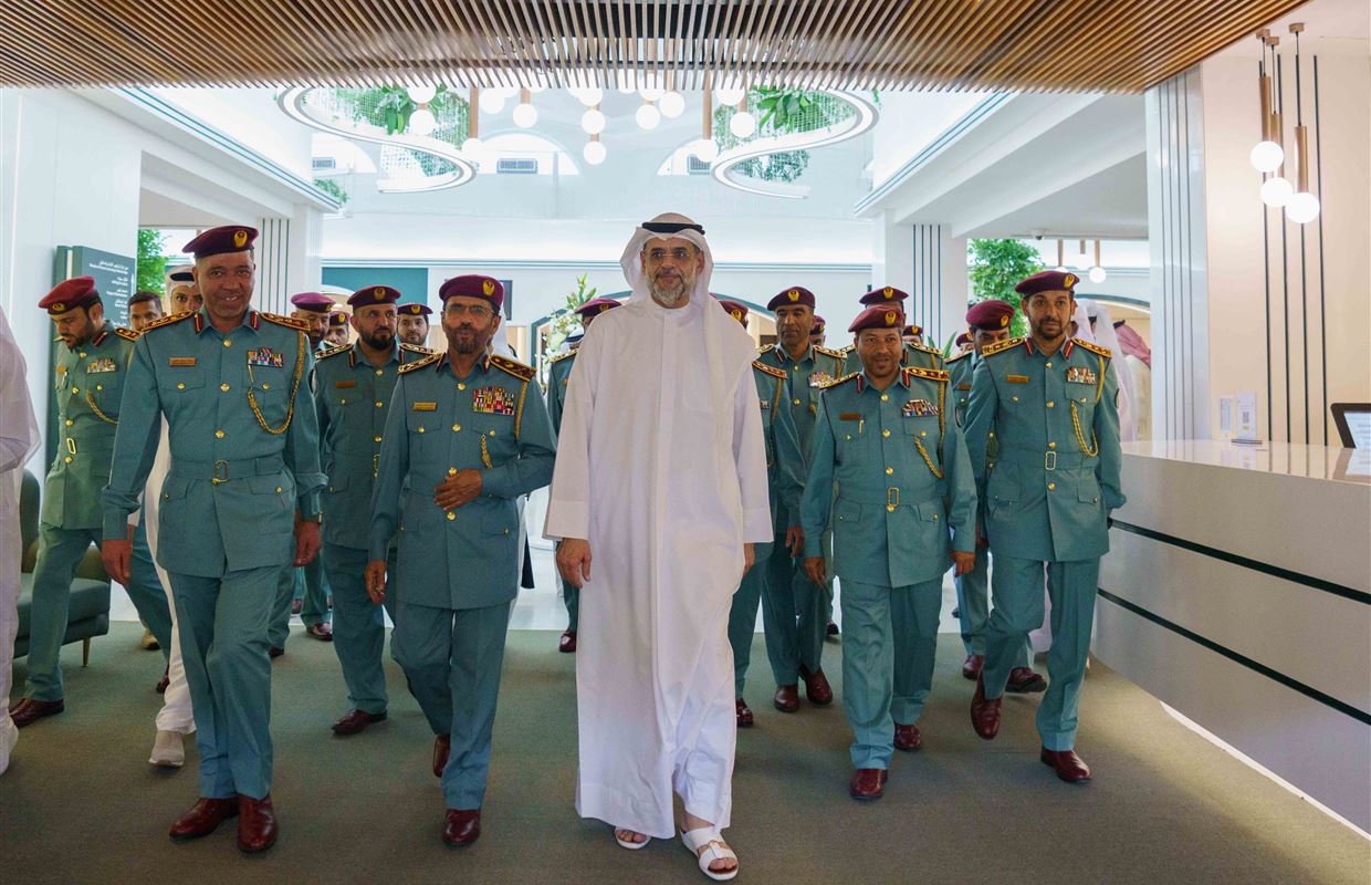 ولي عهد الشارقة يزيح ستار لوحة 