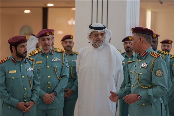 ولي عهد الشارقة يزيح ستار لوحة 
