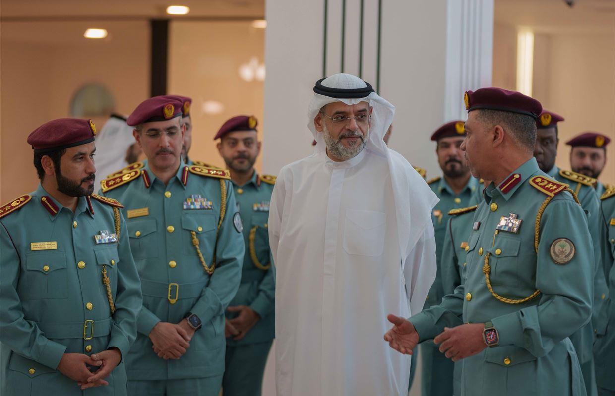 ولي عهد الشارقة يزيح ستار لوحة 