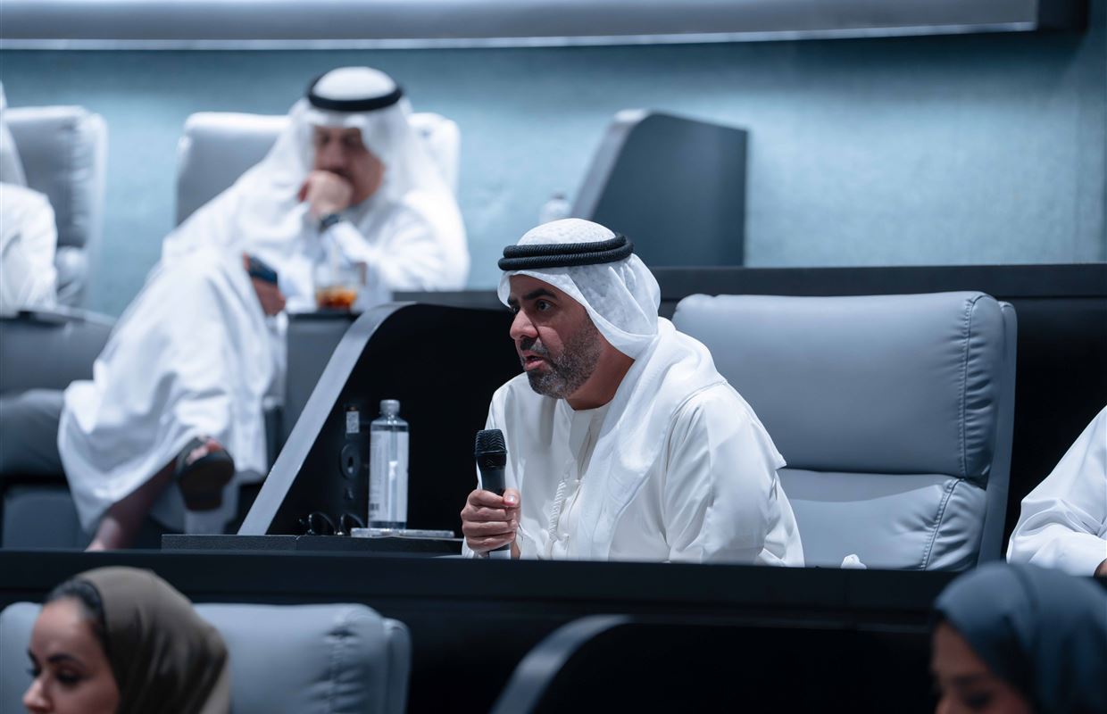 سلطان بن أحمد القاسمي يشهد جلسة العصف الذهني لجائزة التميز المؤسسي 